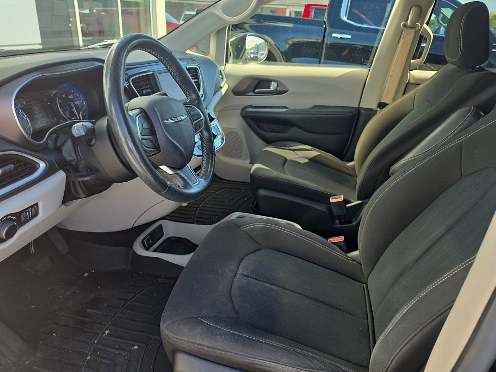2020 Chrysler Voyager LX