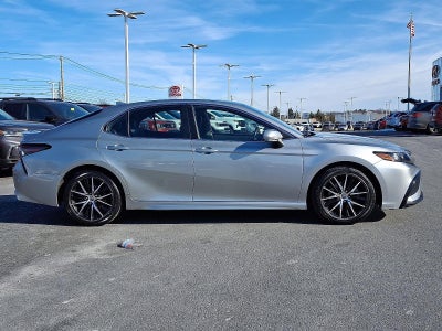 2022 Toyota Camry SE Auto (SE)