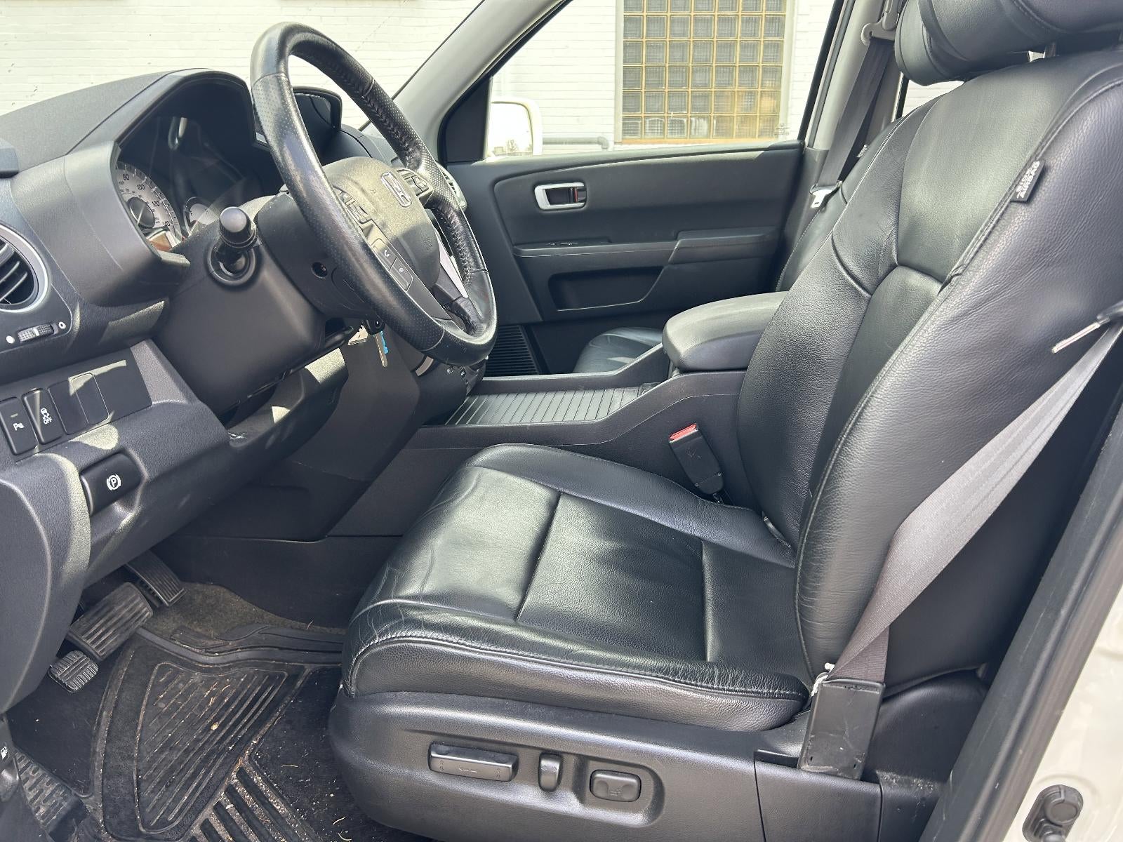 2015 Honda Pilot 4WD Touring with DVD Rear Entertainment System and Navigation