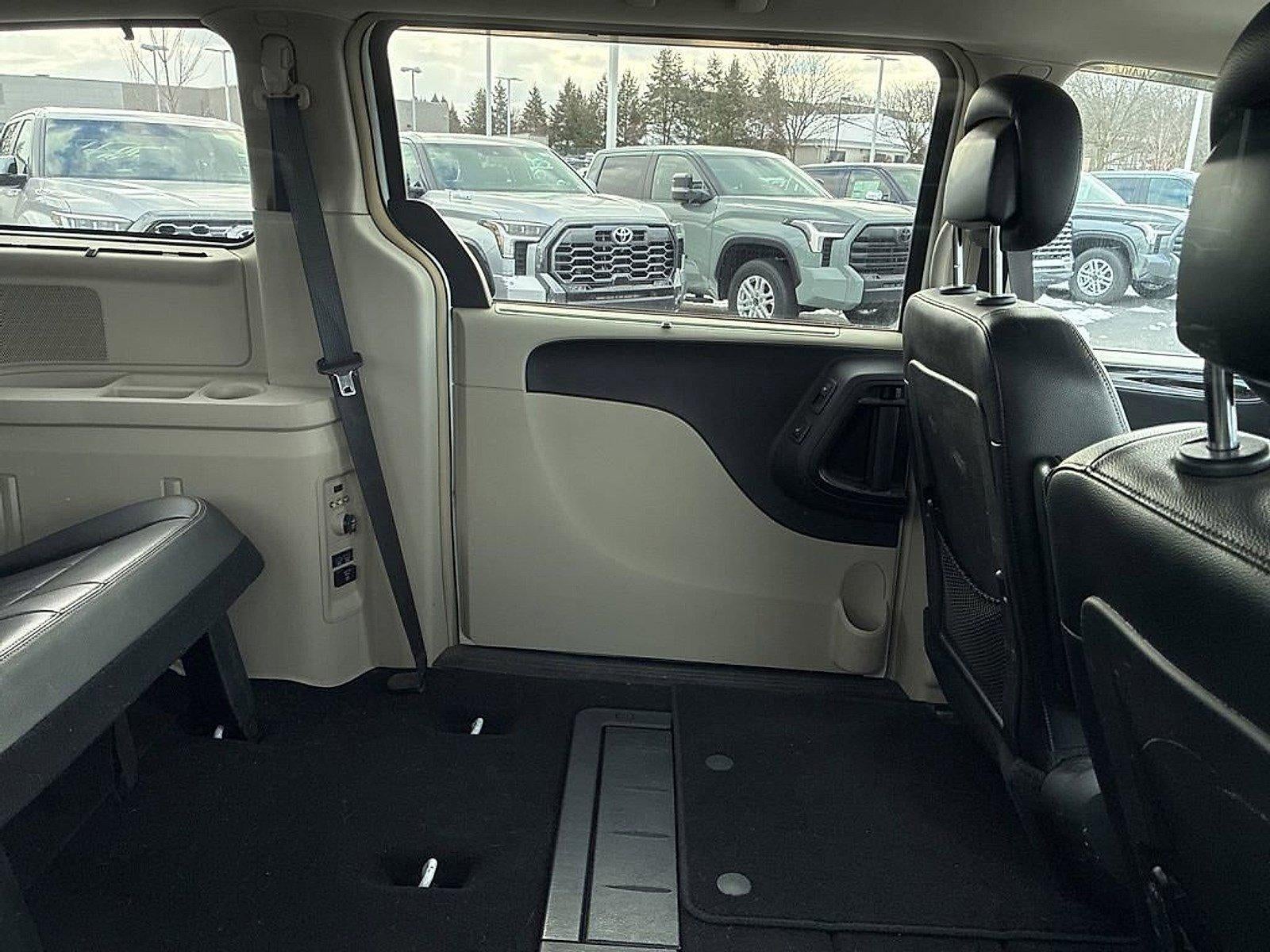 2016 Chrysler Town & Country 4dr Wgn Touring-L Anniversary Edition