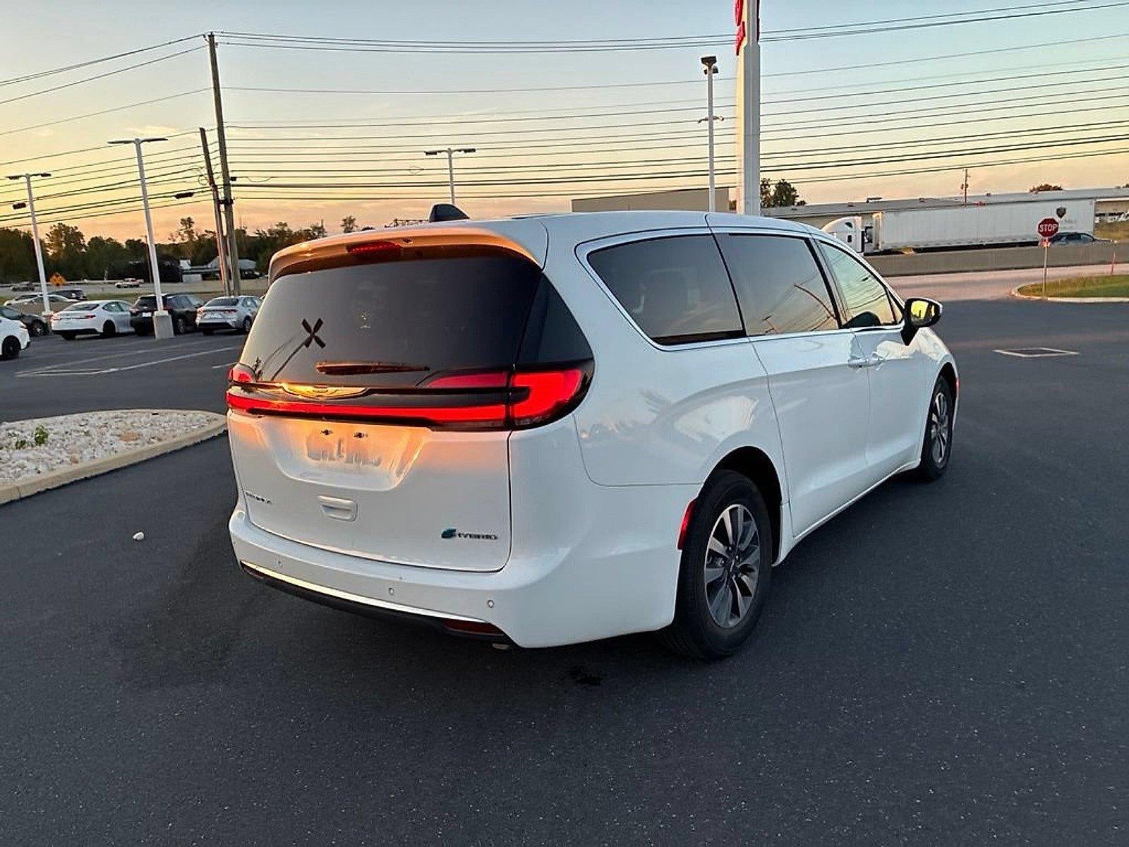 2023 Chrysler Pacifica Hybrid Touring L FWD