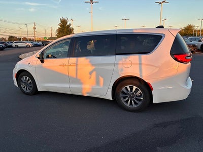 2023 Chrysler Pacifica Hybrid Touring L FWD