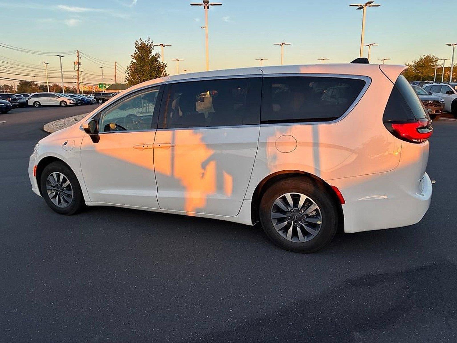 2023 Chrysler Pacifica Hybrid Touring L FWD