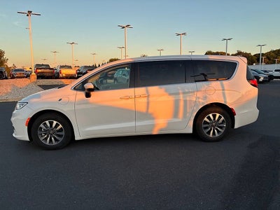 2023 Chrysler Pacifica Hybrid Touring L FWD