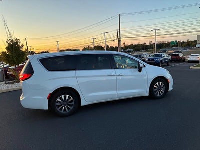 2023 Chrysler Pacifica Hybrid Touring L FWD