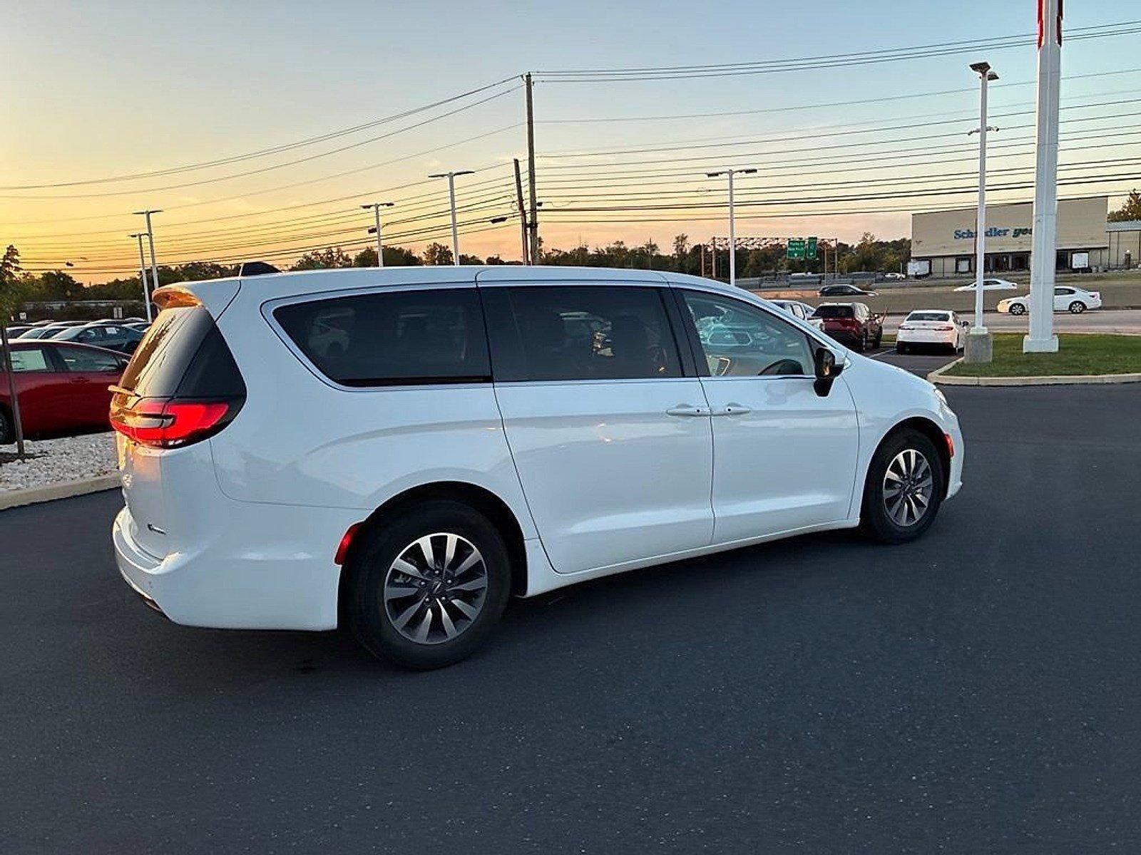 2023 Chrysler Pacifica Hybrid Touring L FWD
