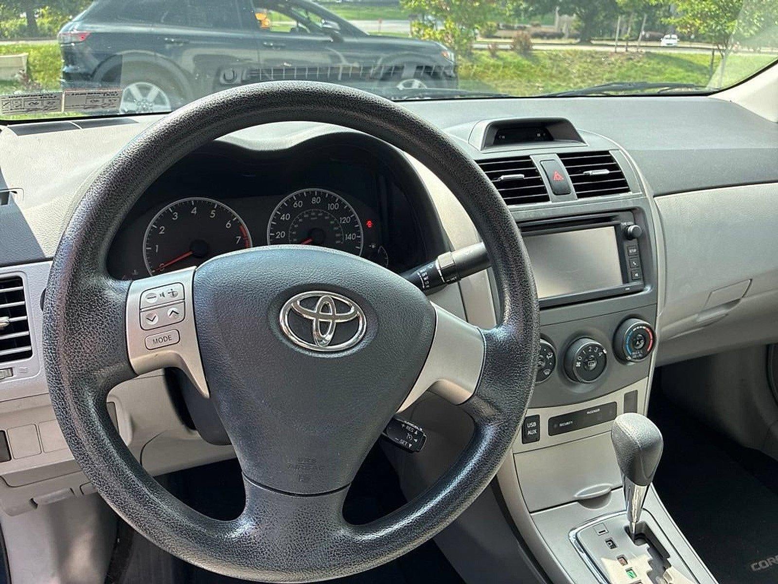 2013 Toyota Corolla 4dr Sdn Auto LE (Natl)