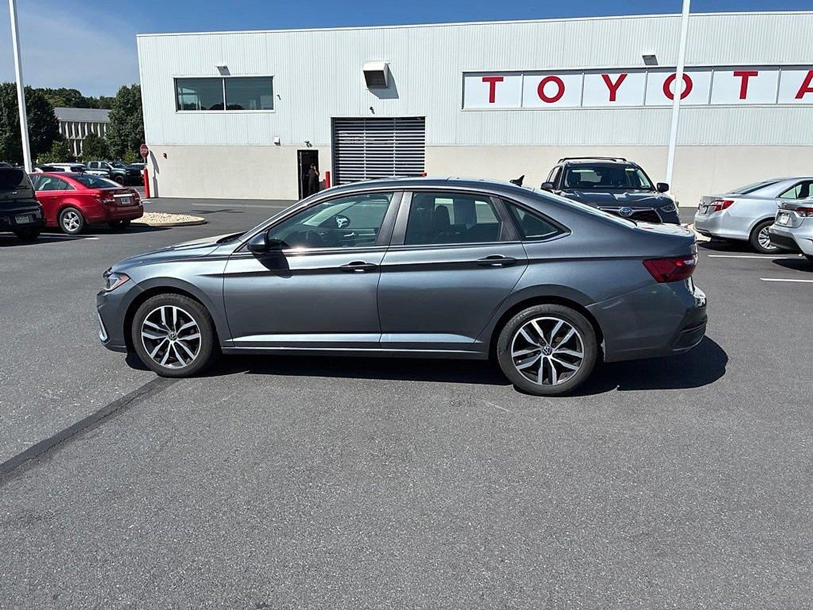 2025 Volkswagen Jetta SE Auto
