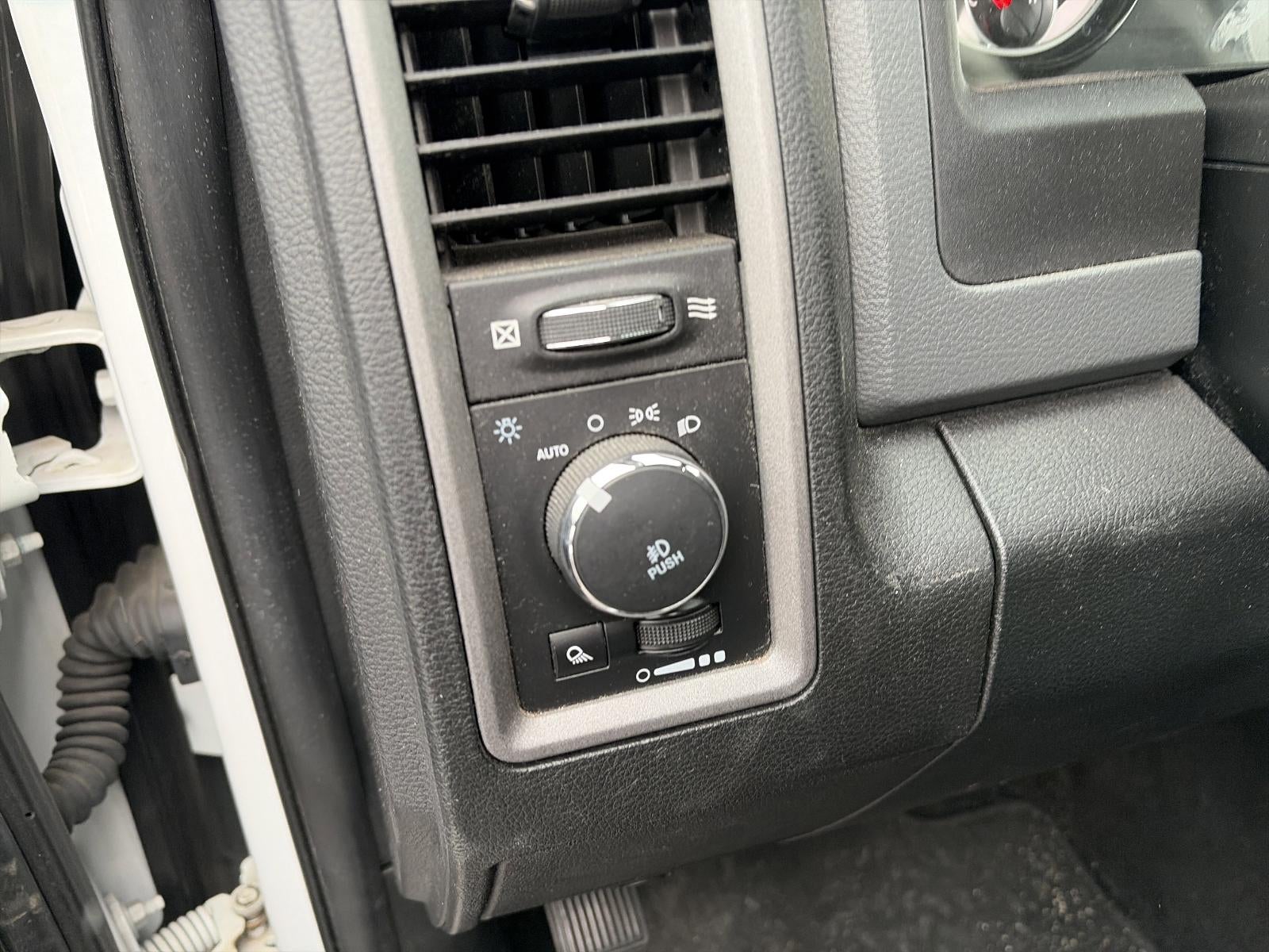 2017 RAM 1500 Express 4x4 Crew Cab 5'7" Box