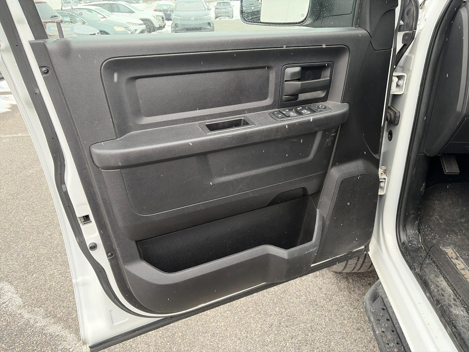 2017 RAM 1500 Express 4x4 Crew Cab 5'7" Box