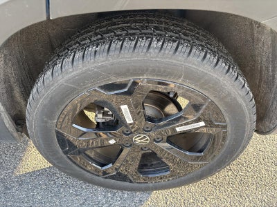 2025 Volkswagen Taos SE Black 4MOTION