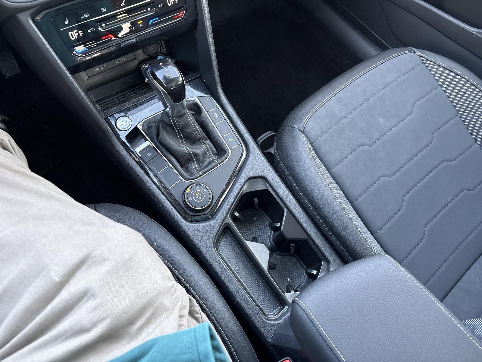 2025 Volkswagen Taos SE Black 4MOTION