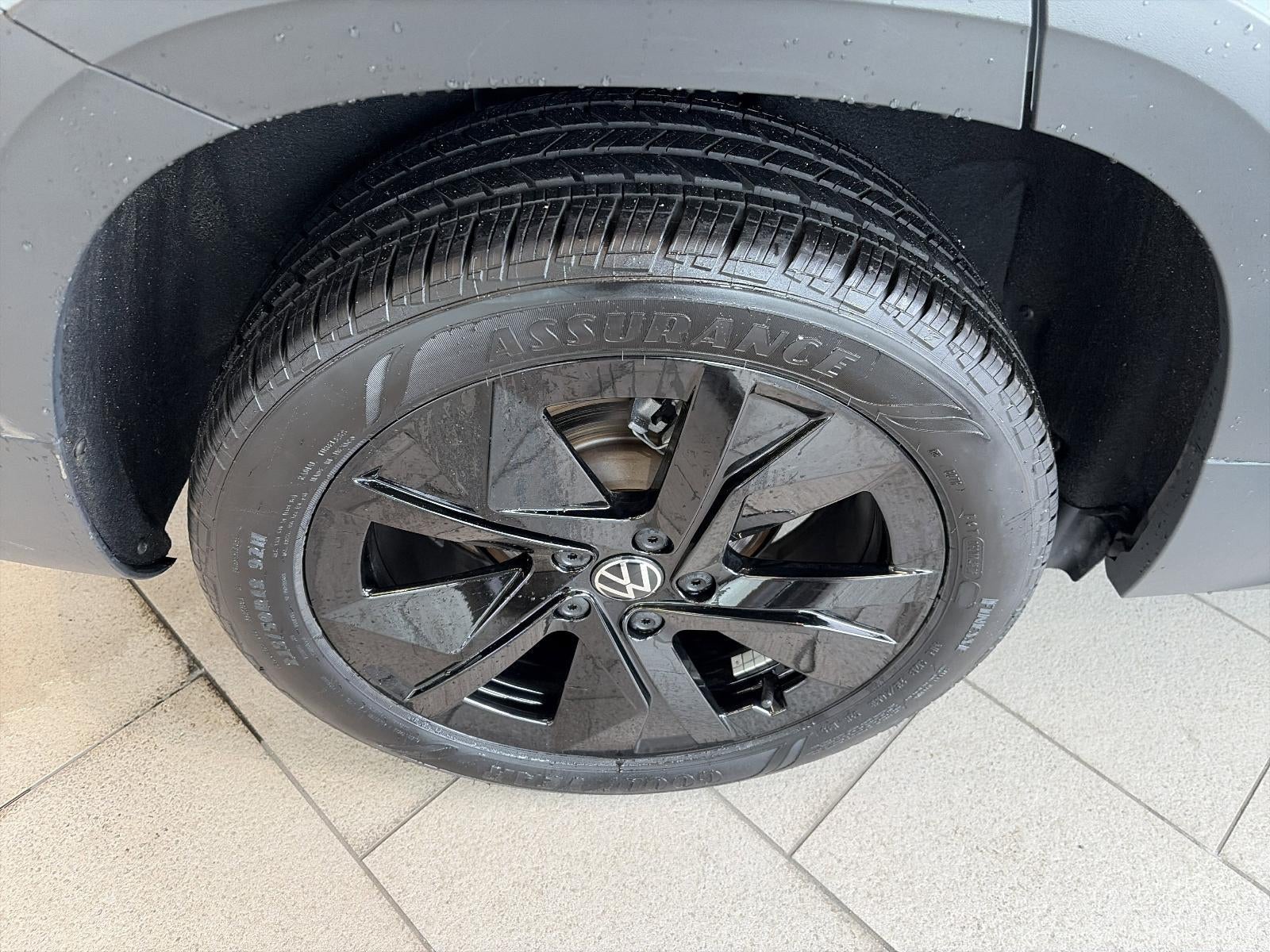 2025 Volkswagen Taos SE Black FWD