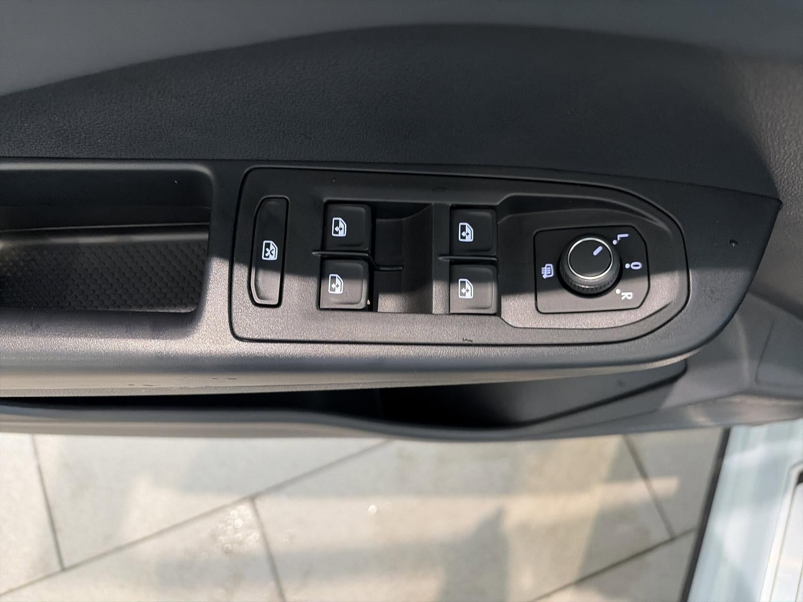 2025 Volkswagen Taos SE Black FWD