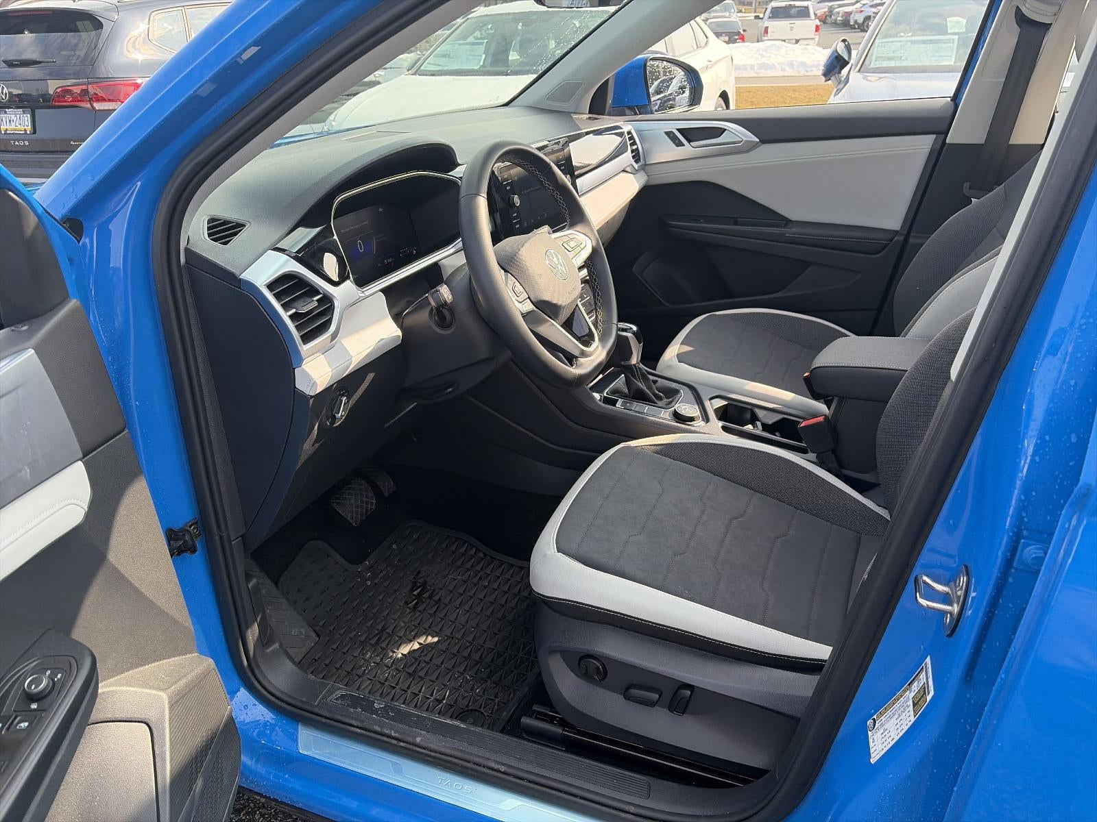 2025 Volkswagen Taos SE 4MOTION