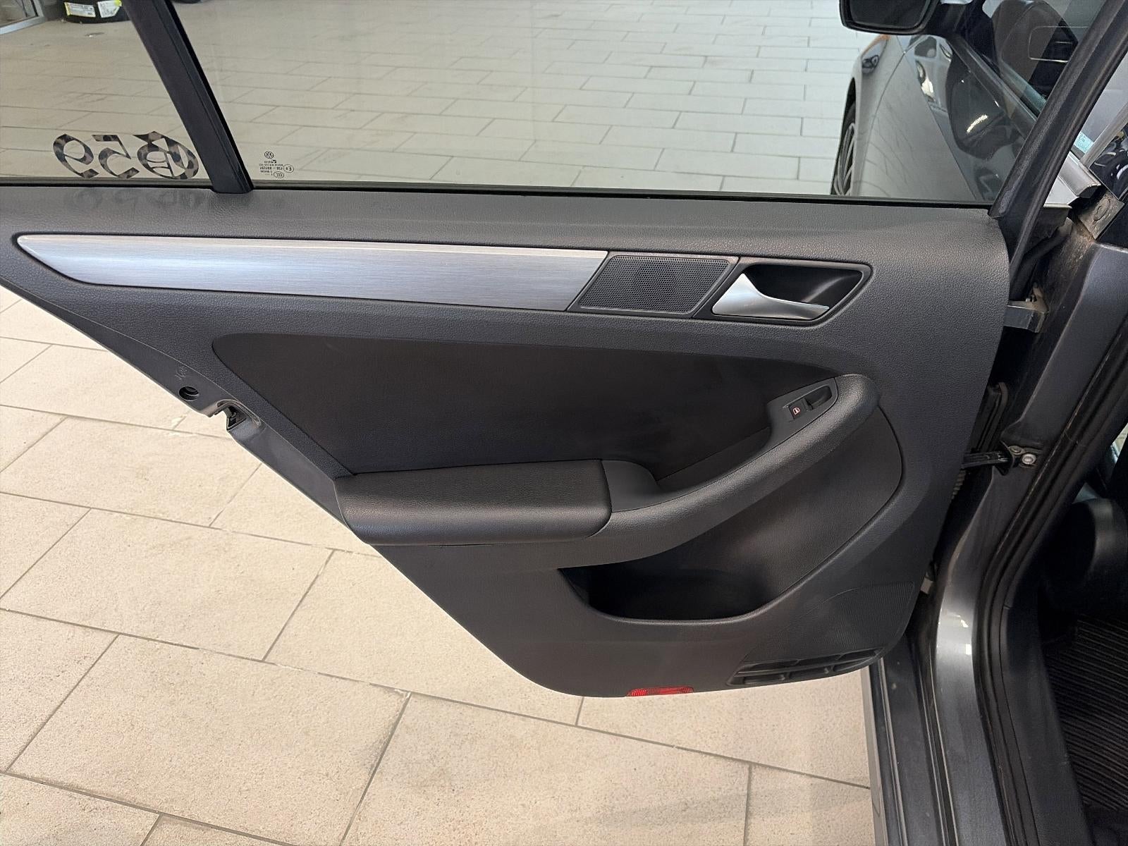 2016 Volkswagen Jetta 4dr Auto 1.8T Sport PZEV Sedan