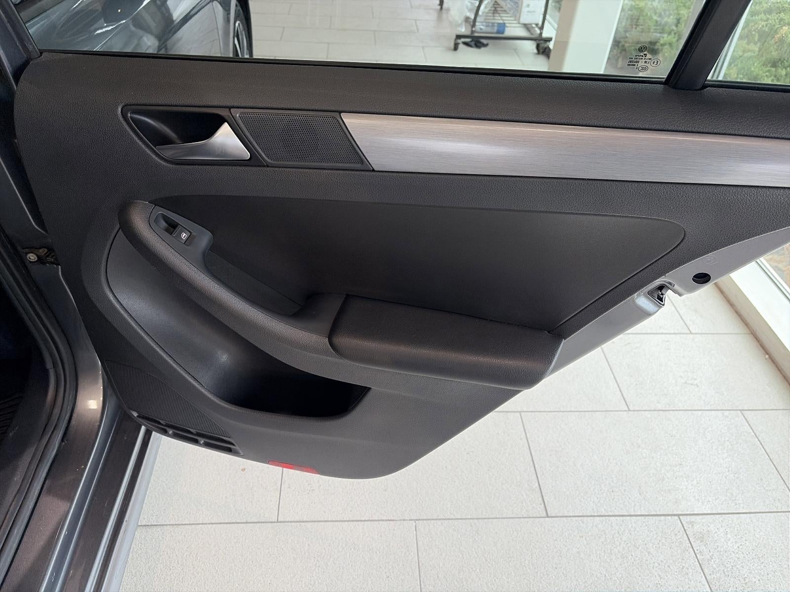 2016 Volkswagen Jetta 4dr Auto 1.8T Sport PZEV Sedan