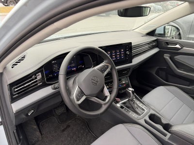 2025 Volkswagen Jetta SE Auto