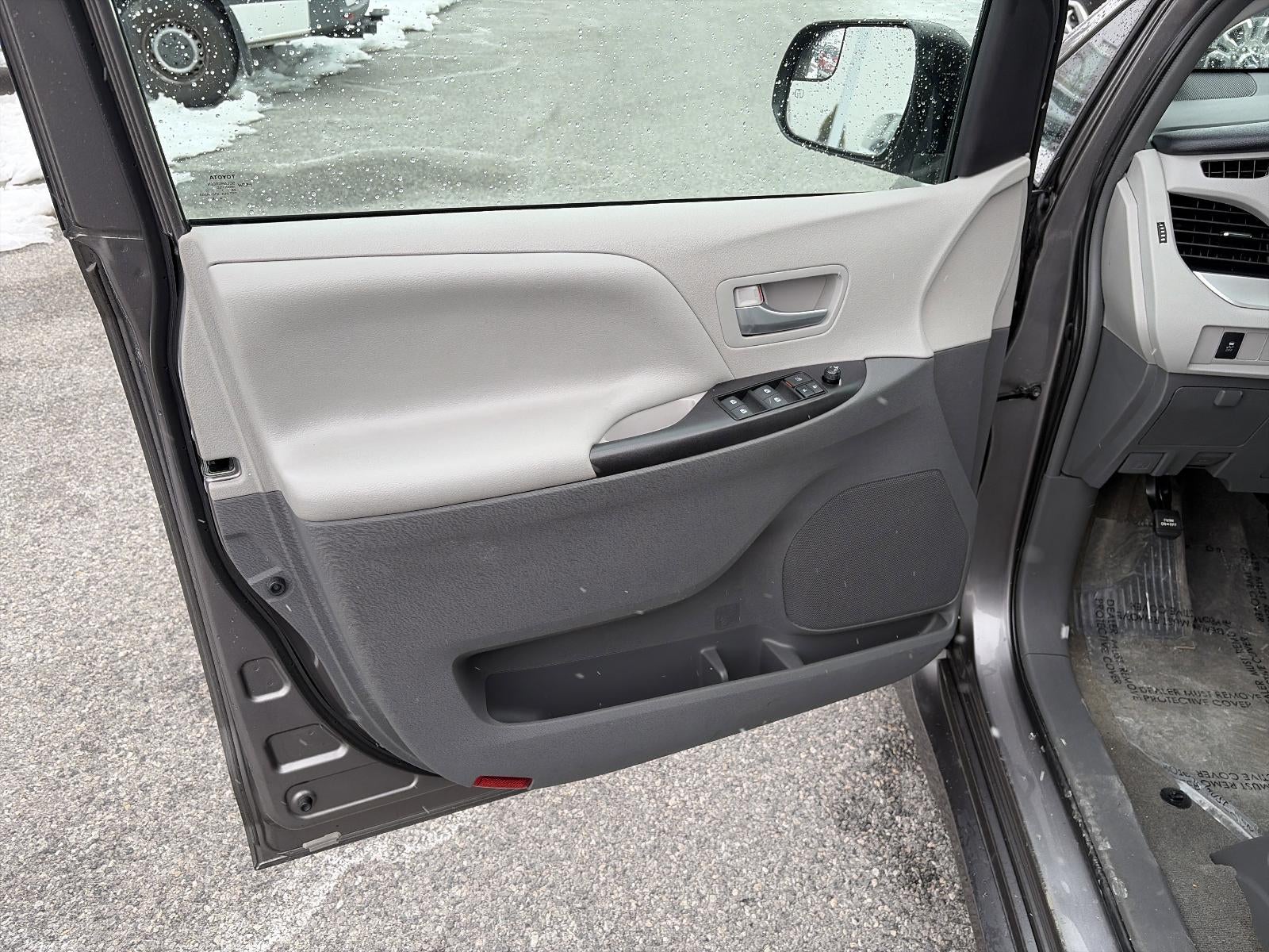 2018 Toyota Sienna LE FWD 8-Passenger (Natl)