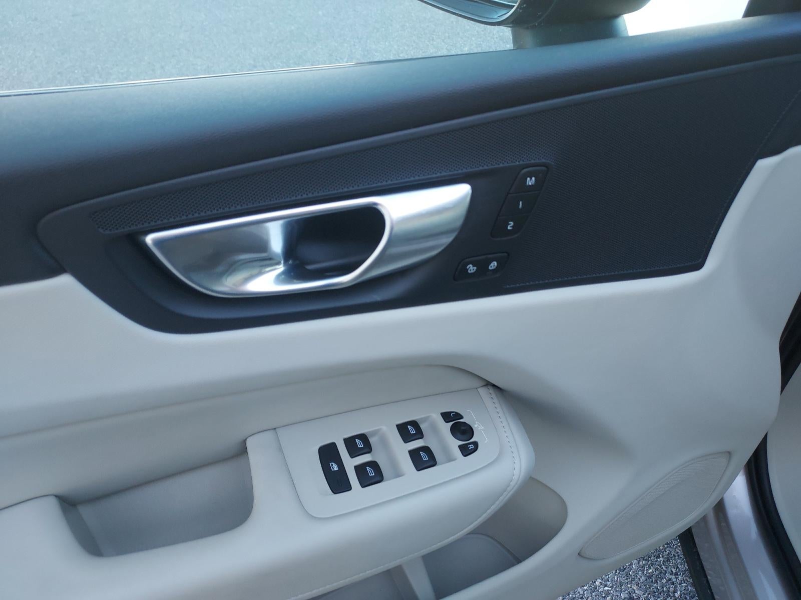 2024 Volvo XC60 B5 AWD Core Dark Theme