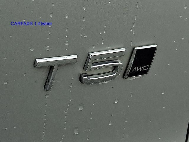 2019 Volvo XC40 T5 AWD Momentum