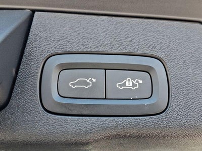2024 Volvo XC60 B5 AWD Ultimate Dark Theme
