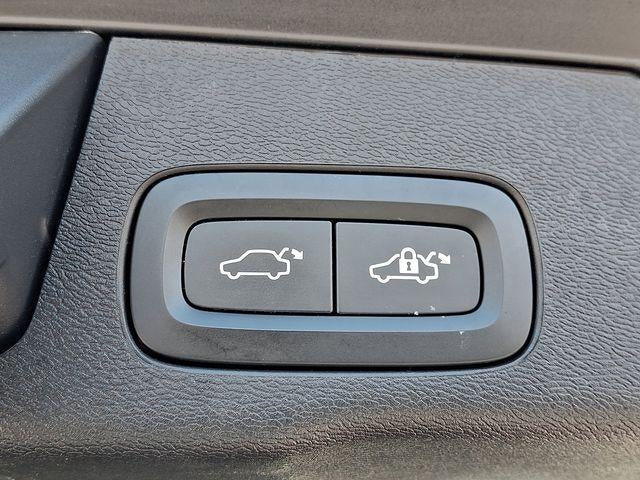 2024 Volvo XC60 B5 AWD Ultimate Dark Theme