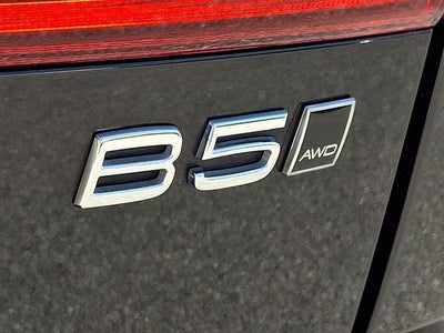 2024 Volvo XC60 B5 AWD Ultimate Dark Theme
