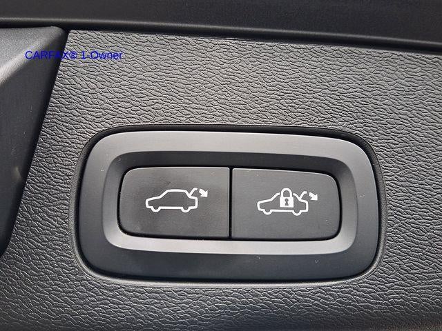 2023 Volvo XC60 B5 AWD Plus Dark Theme