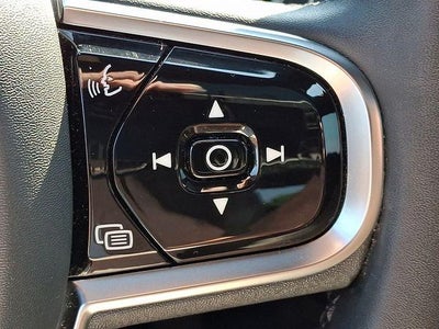 2023 Volvo XC60 B5 AWD Plus Dark Theme