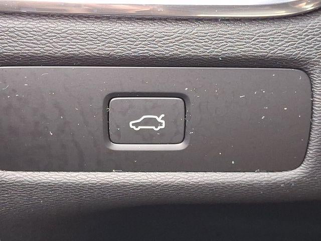 2023 Volvo XC60 B5 AWD Plus Dark Theme