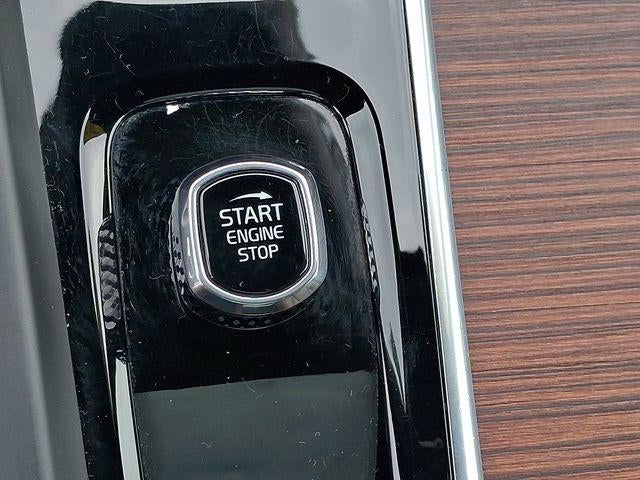 2023 Volvo XC60 B5 AWD Plus Dark Theme