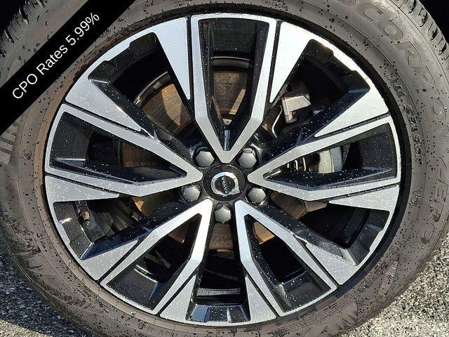 2023 Volvo XC60 B5 AWD Plus Dark Theme