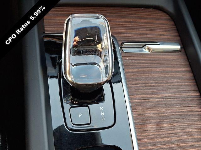 2023 Volvo XC60 B5 AWD Ultimate Dark Theme