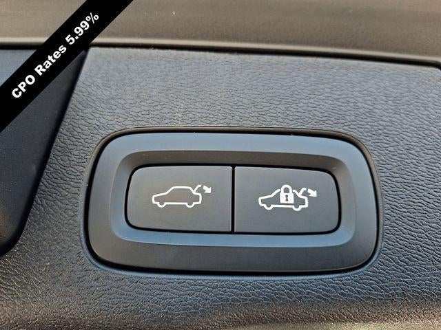 2023 Volvo XC60 B5 AWD Ultimate Dark Theme