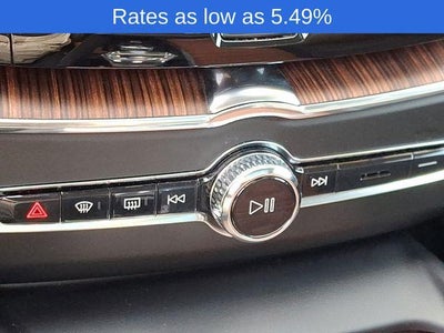 2023 Volvo XC60 B5 AWD Ultimate Dark Theme