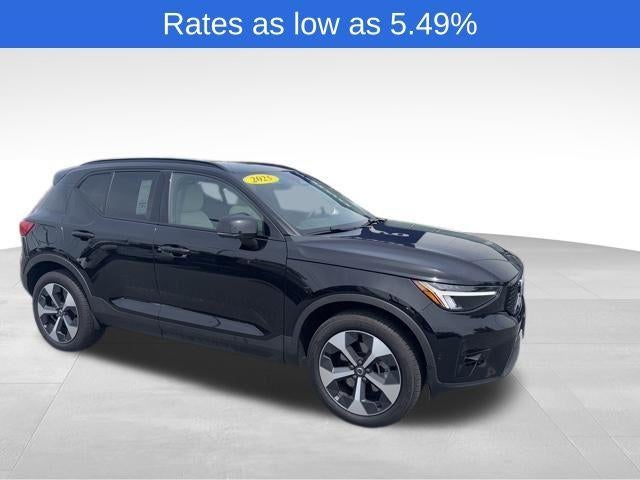 2025 Volvo XC40 B5 AWD Plus Dark Theme