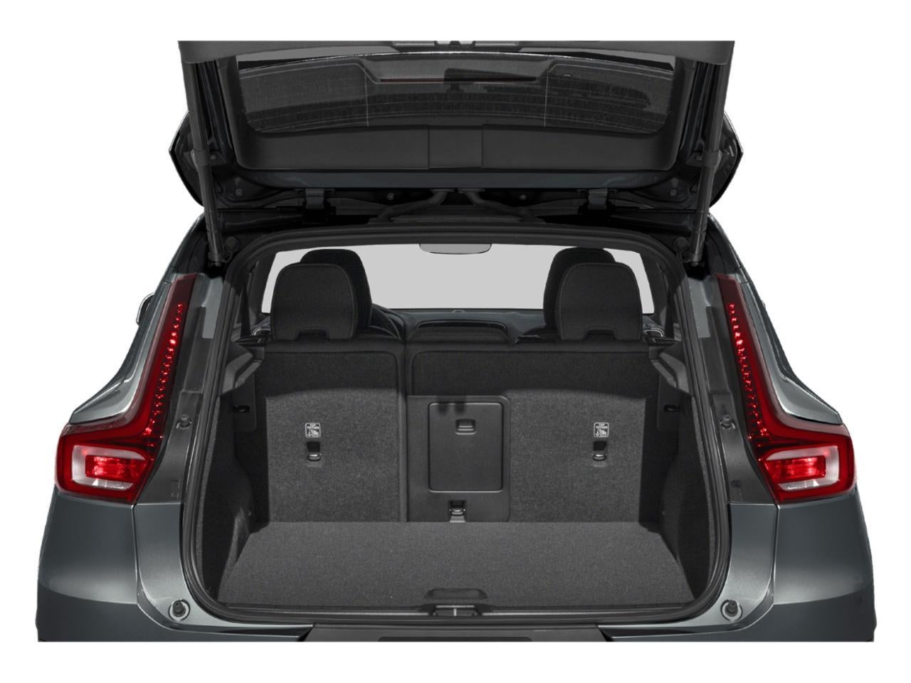 2025 Volvo XC40 B5 AWD Plus Dark Theme