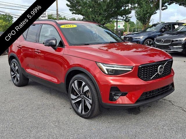 2025 Volvo XC40 B5 AWD Plus Dark Theme