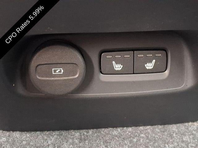 2025 Volvo XC40 B5 AWD Plus Dark Theme