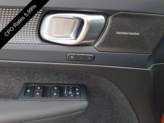 2025 Volvo XC40 B5 AWD Plus Dark Theme