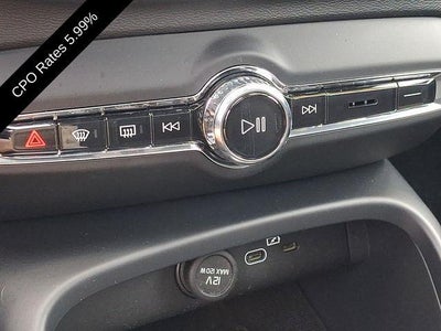 2025 Volvo XC40 B5 AWD Plus Dark Theme