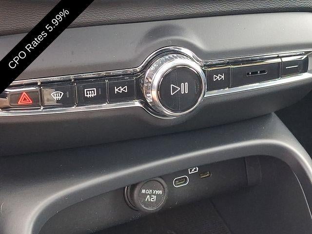 2025 Volvo XC40 B5 AWD Plus Dark Theme