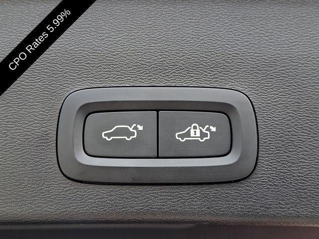 2025 Volvo XC40 B5 AWD Plus Dark Theme