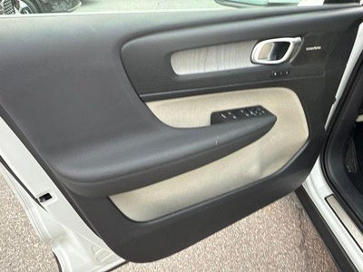 2024 Volvo XC40 B5 AWD Ultimate Bright Theme