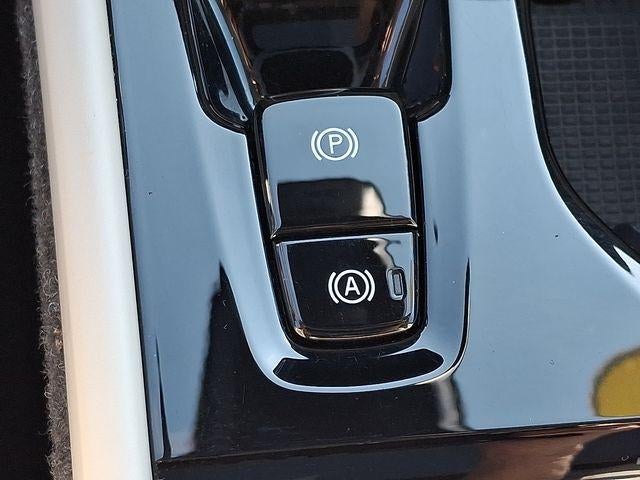 2024 Volvo XC40 B5 AWD Ultimate Bright Theme