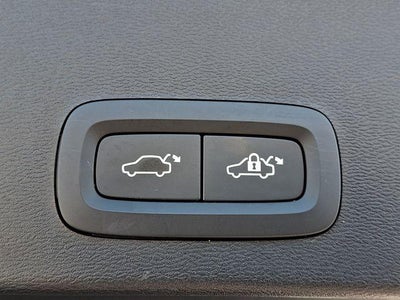 2024 Volvo XC40 B5 AWD Ultimate Bright Theme