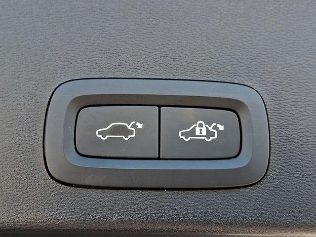 2024 Volvo XC40 B5 AWD Ultimate Bright Theme
