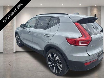 2024 Volvo XC40 B5 AWD Plus Dark Theme