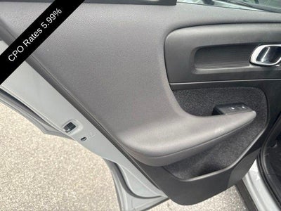 2024 Volvo XC40 B5 AWD Plus Dark Theme